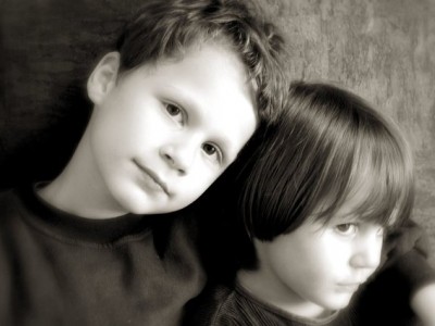 imagen en blanco y negro de dos hermanos